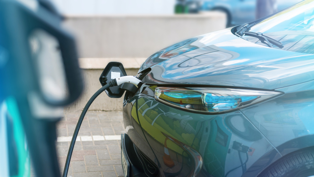 Ingeniero crea rectificador que acelera carga de autos eléctricos