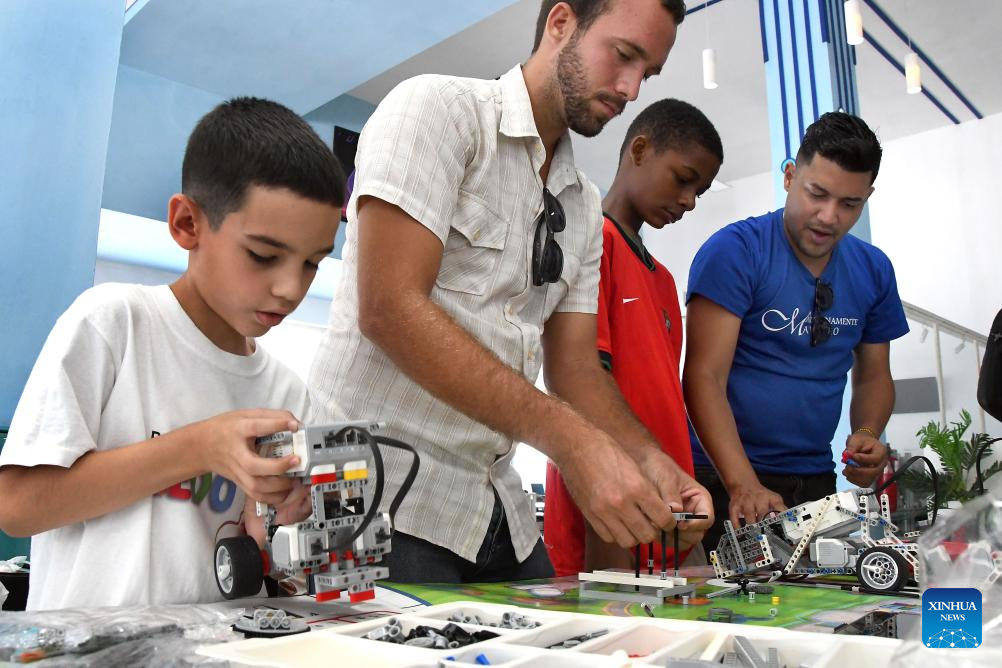 Jóvenes cubanos exploran IA y robótica educativa
