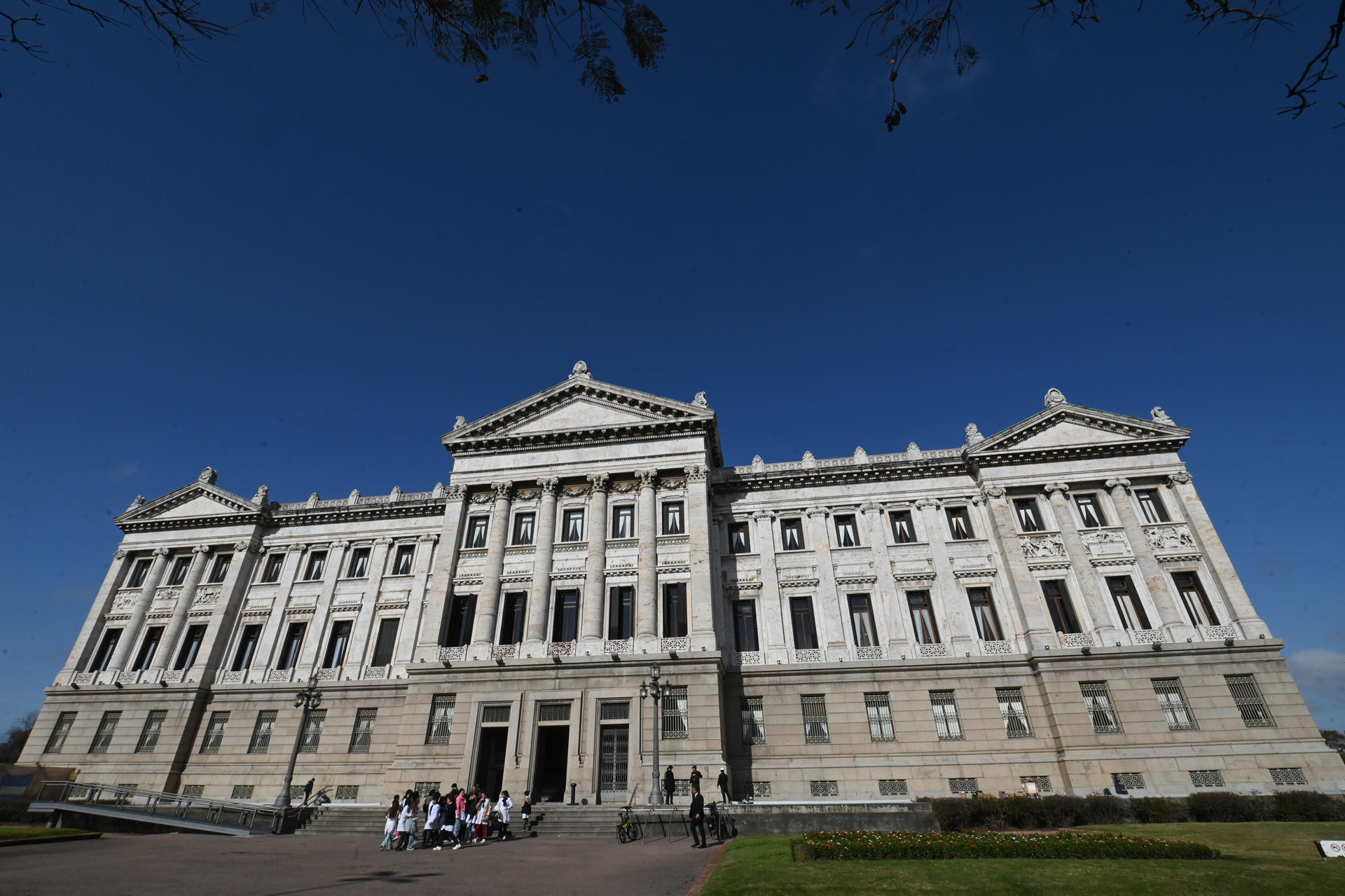 Palacio Legislativo en Uruguay cumple un siglo como símbolo democrático
