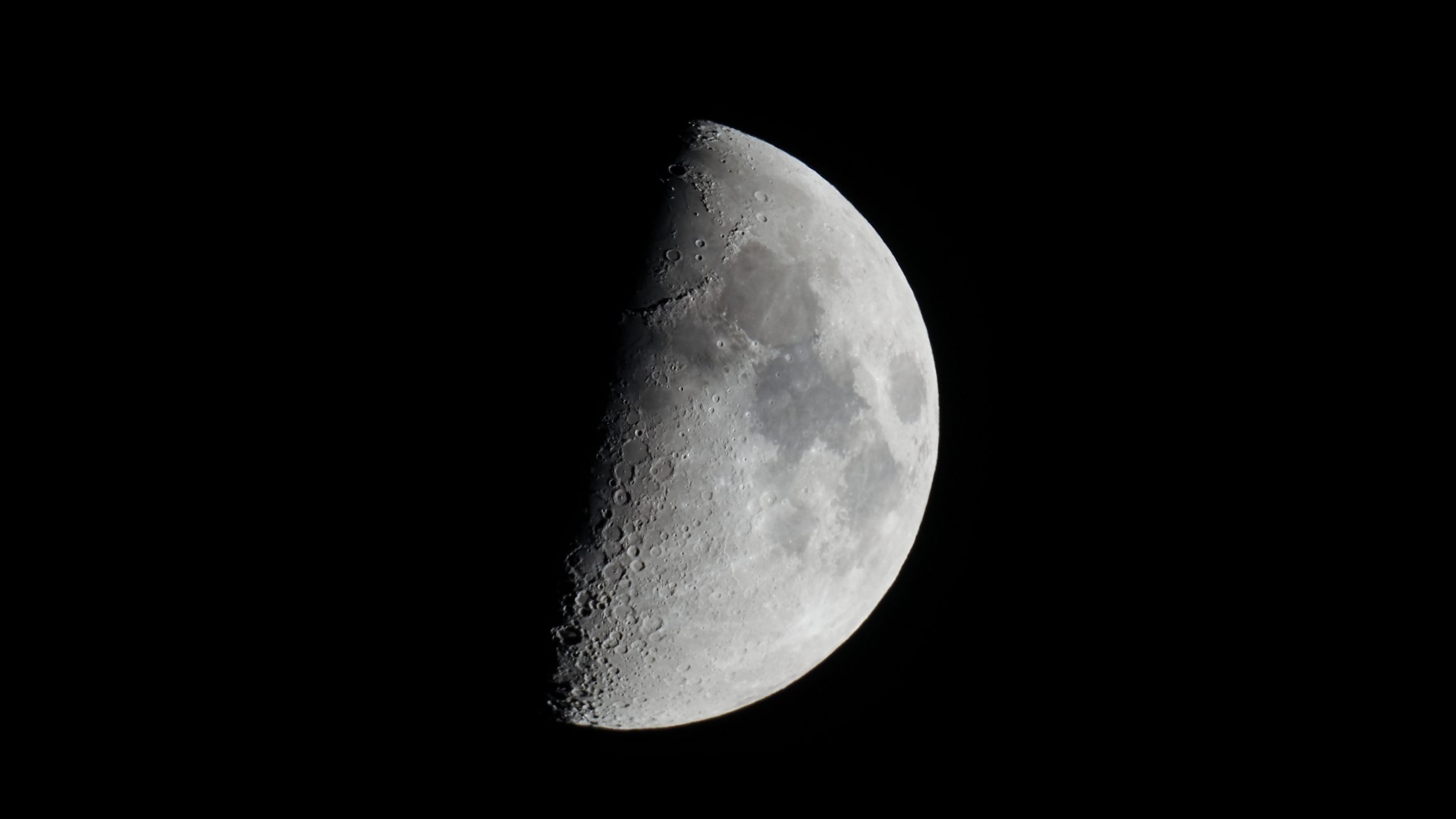 Muestras de la cara oculta de la Luna revelan información sobre el agua en su superficie