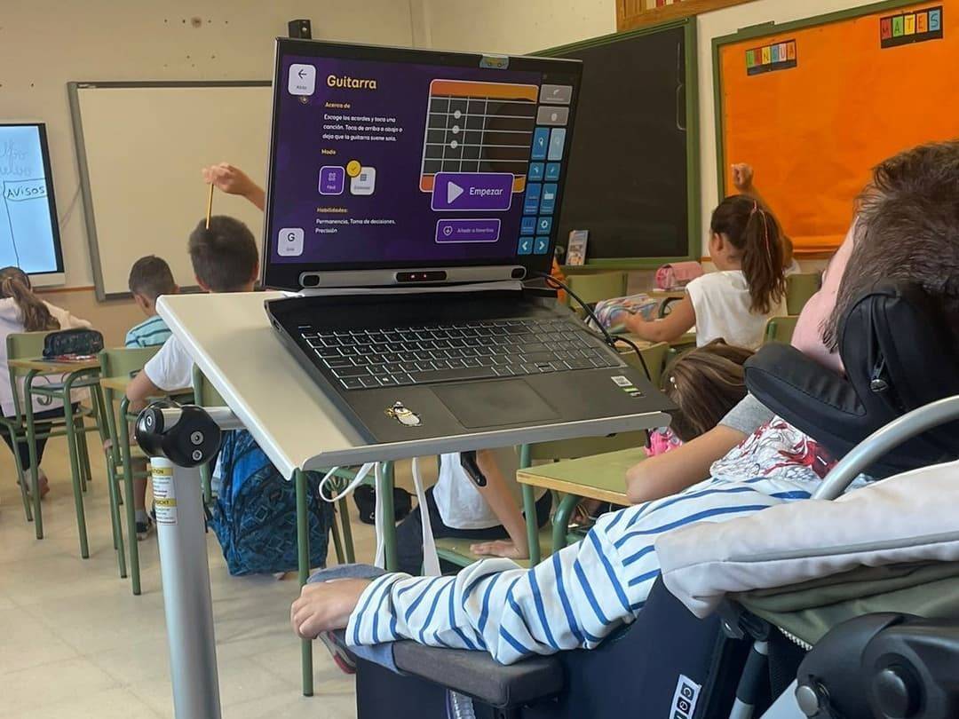 La tecnología permite que un niño que no puede hablar ni moverse juegue al ajedrez y saque sobresaliente