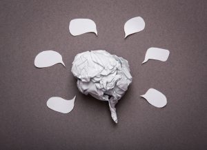 antecedentes-medicos-forma-del-cerebro-de-papel-arrugada-con-el-espacio-de-la-copia-f
