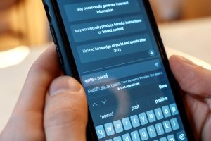 telefono-inteligente-con-chat-ai-abierto-en-el (1)
