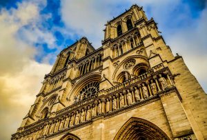 tiro-de-angulo-bajo-de-la-plaza-jean-xxiii-capturado-bajo-el-hermoso-cielo-nublado-en-paris-francia (1) (1)