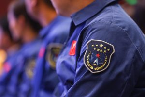 China presenta a los tres astronautas de la misión Shenzhou-21, que despegará el viernes