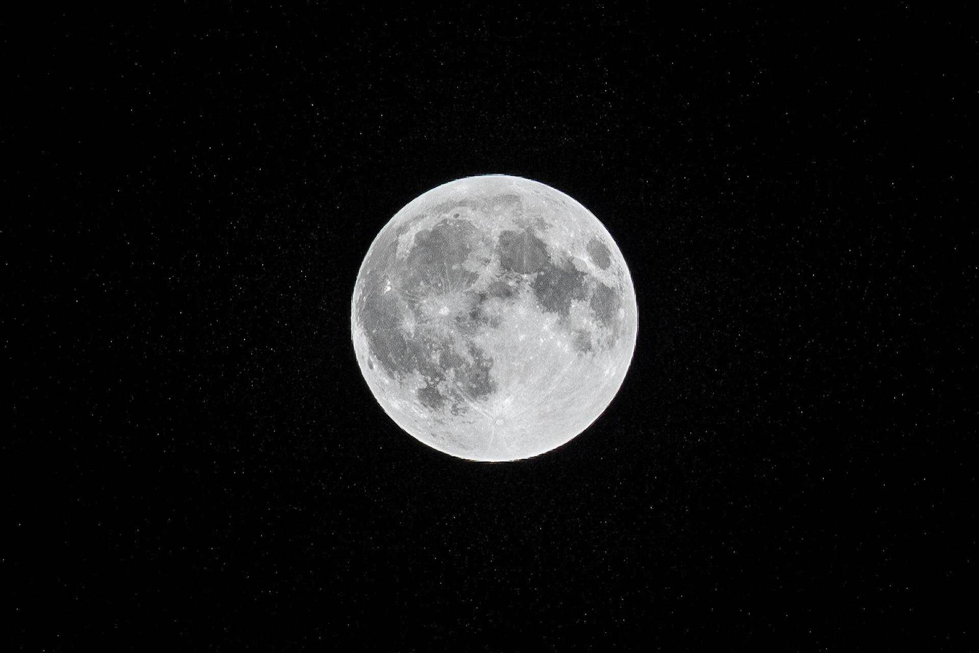Expertos chinos detectan restos de meteoritos en muestras lunares de la misión Chang’e-6