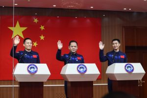 China presenta a los tres astronautas de la misión Shenzhou-21, que despegará el viernes