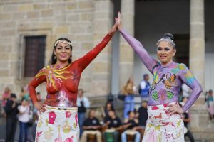 Sobrevivientes de cáncer de mama en México desfilan con bodypaint para dignificar su lucha