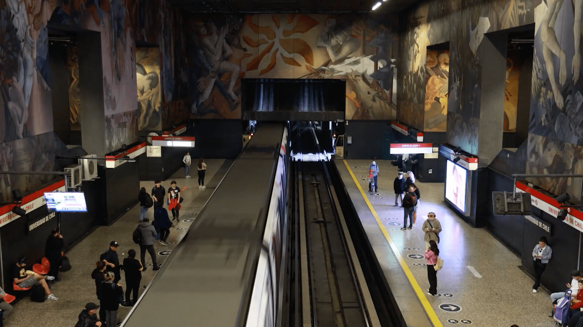 Celebran 50 años del Metro de Chile