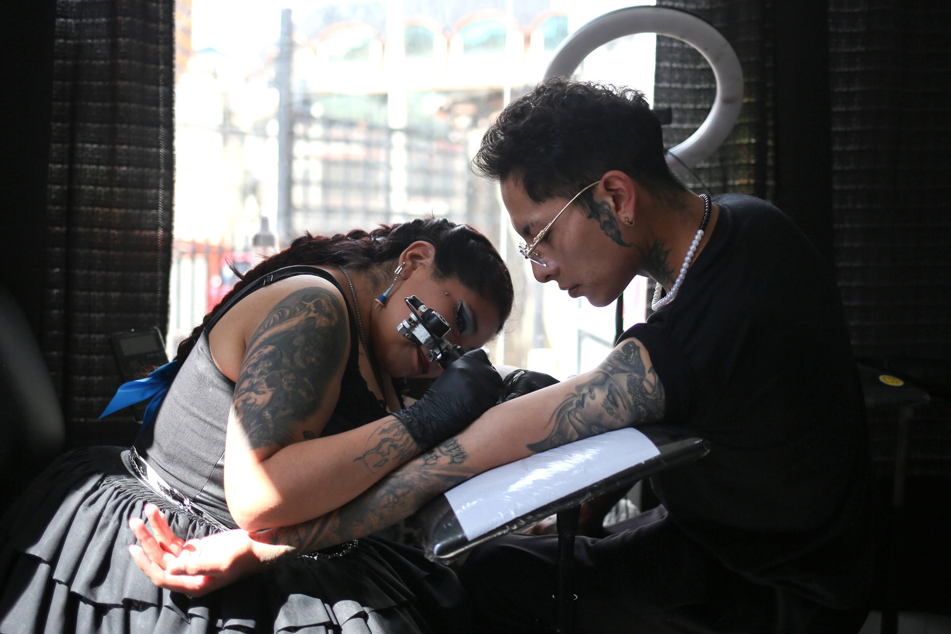 Cholita tatuadora rescata identidad andina con arte urbano