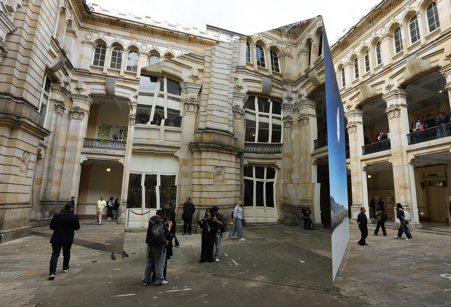 Bienal de arte transforma Bogotá con obras colectivas
