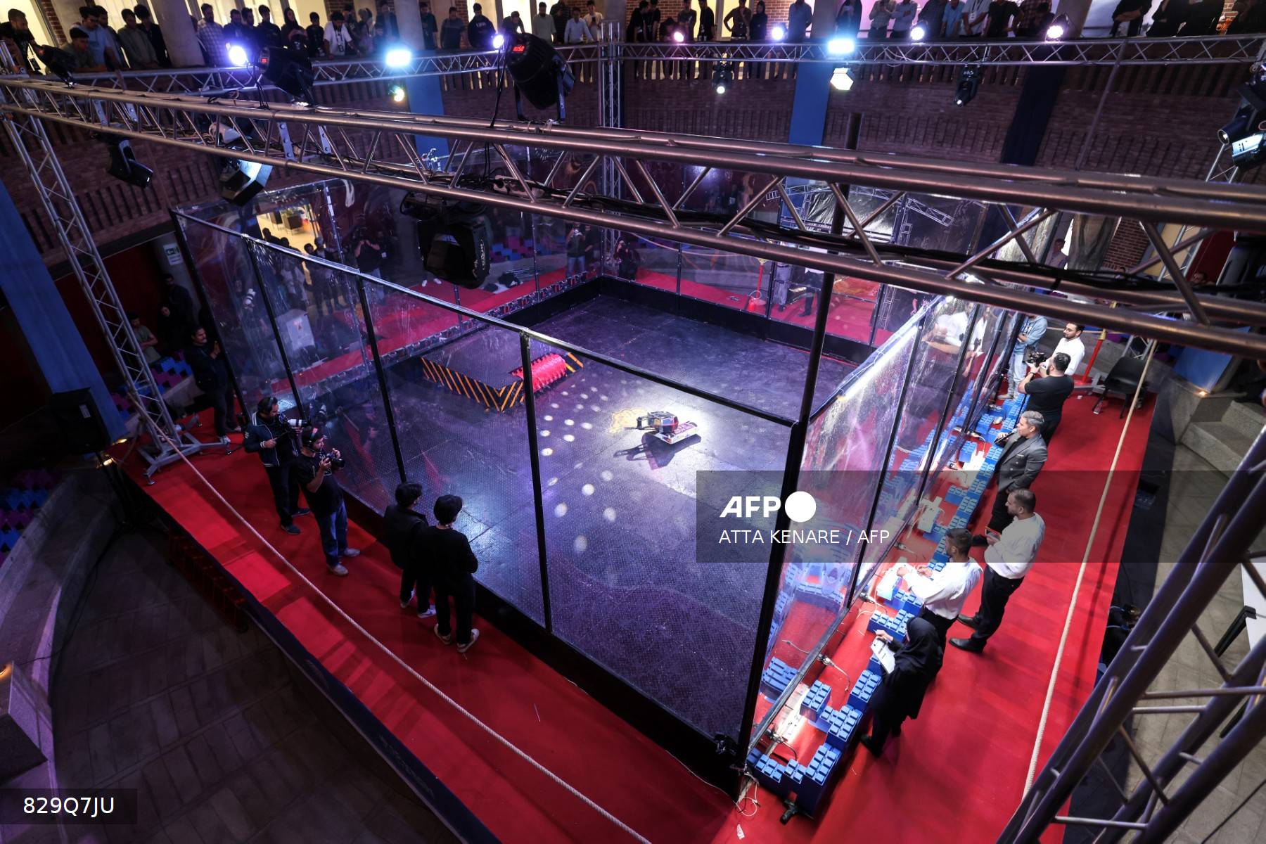 Los futuros prodigios de la tecnología iraní compiten con sus robots en un ring