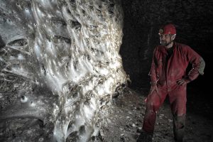 Descubren en una cueva una telaraña con más de 100.000 arañas de dos especies