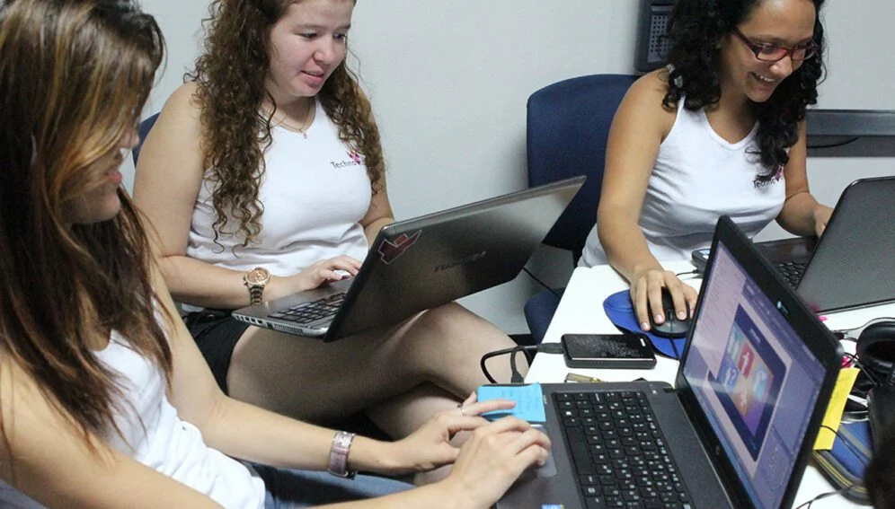 Mujeres impulsan cambios en el algoritmo de la IA