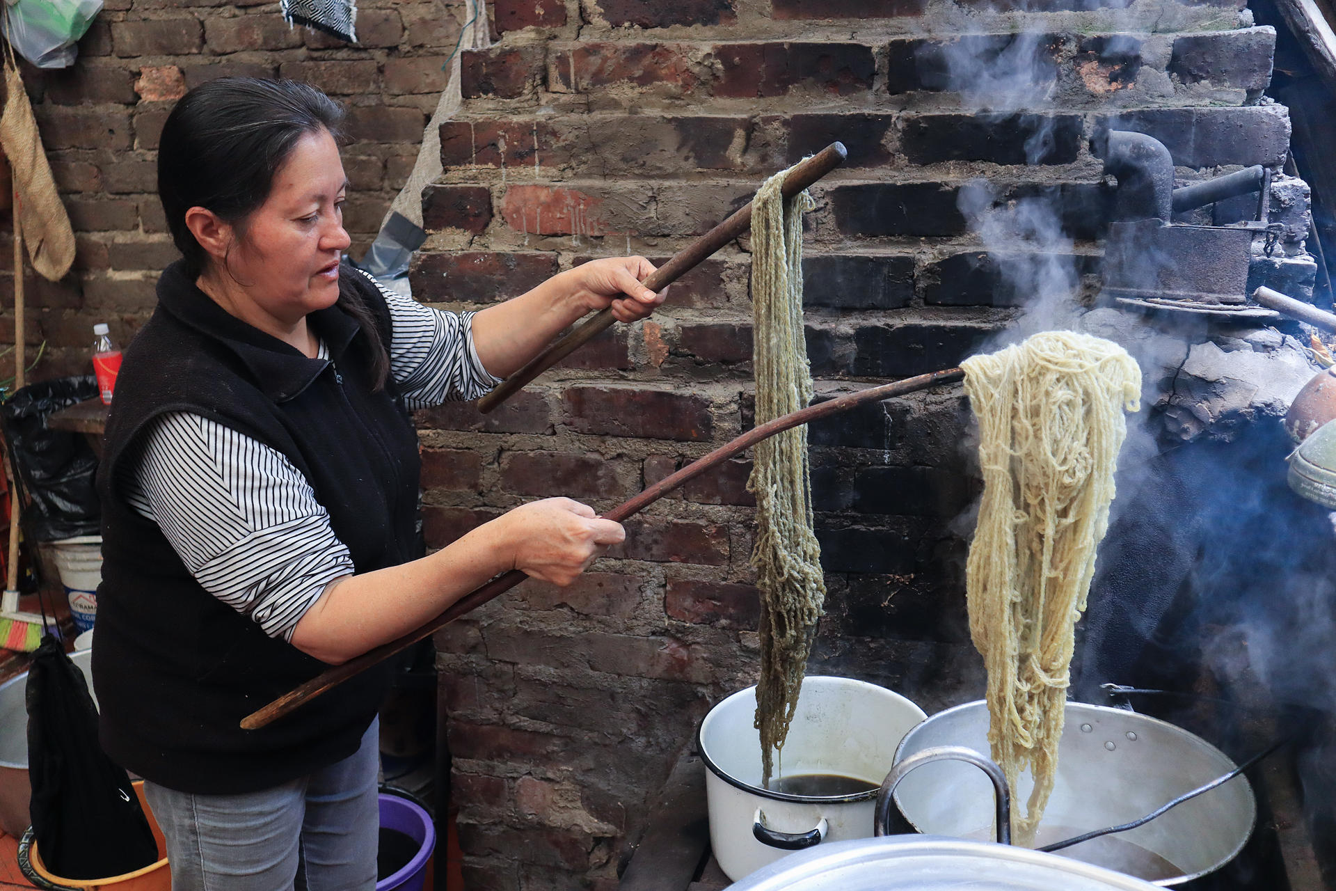 Proyecto transforma hoja de coca en tintes textiles naturales