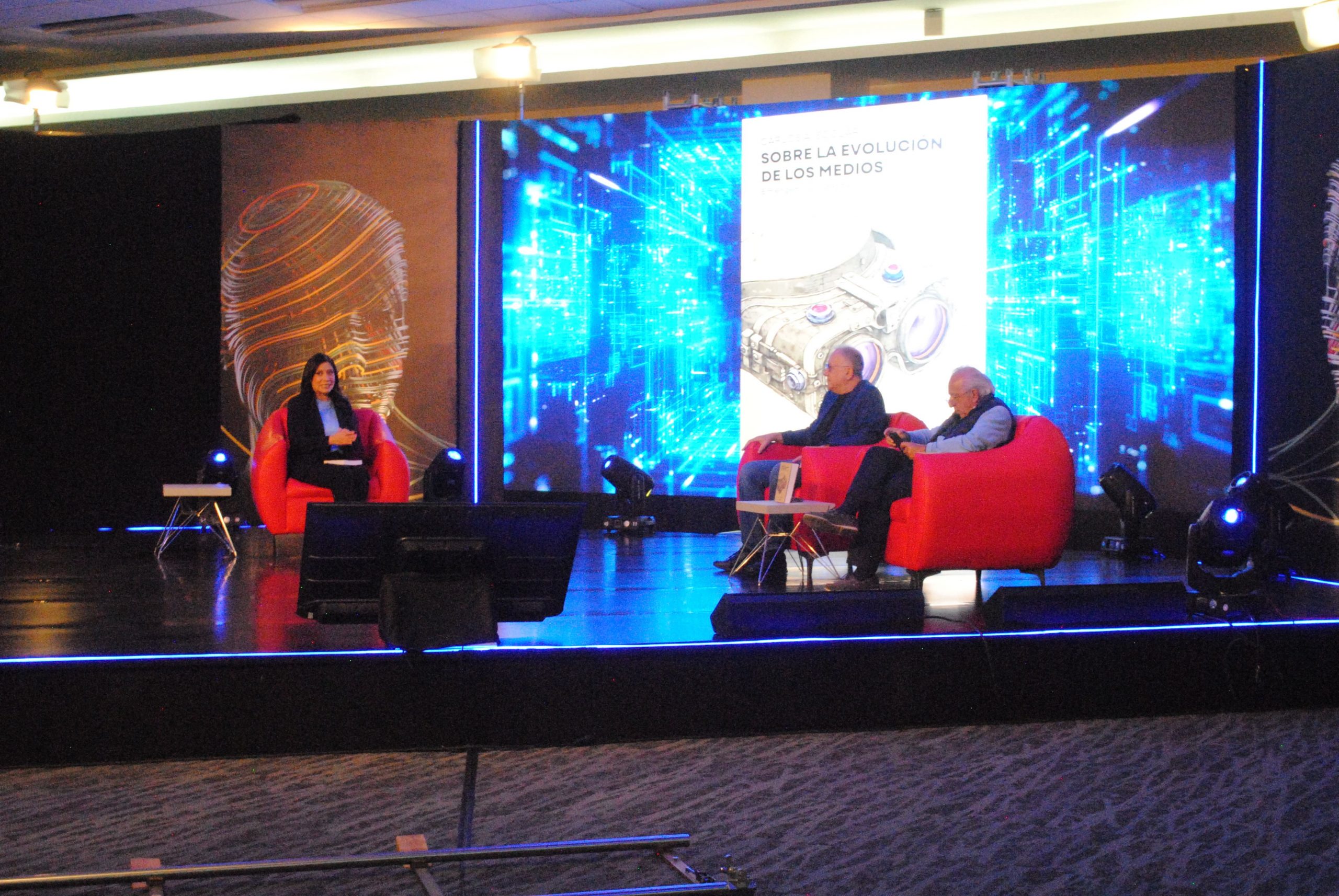 Carlos Scolari presentó su libro “Sobre la evolución de los medios: Emergencia, adaptación y supervivencia”. | TV Morfosis 50°