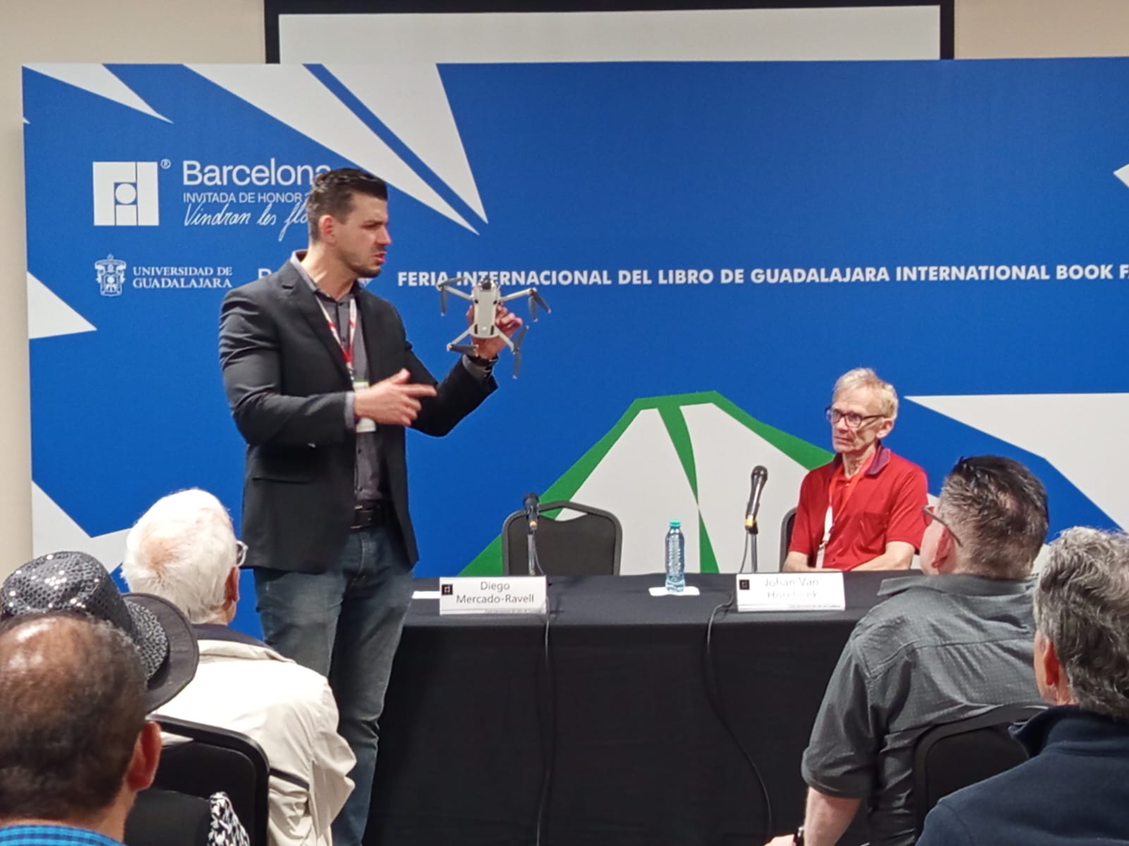 ¿Sabes cómo funcionan los drones? Ciencia, aplicaciones y retos tecnológicos en la FIL Guadalajara 2025