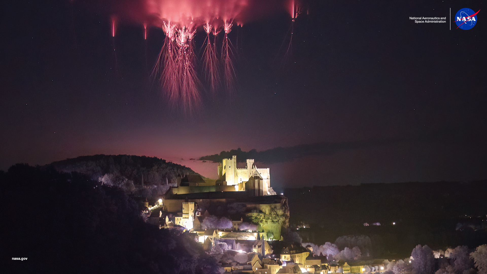 NASA revela impactante sprite rojo sobre un castillo francés