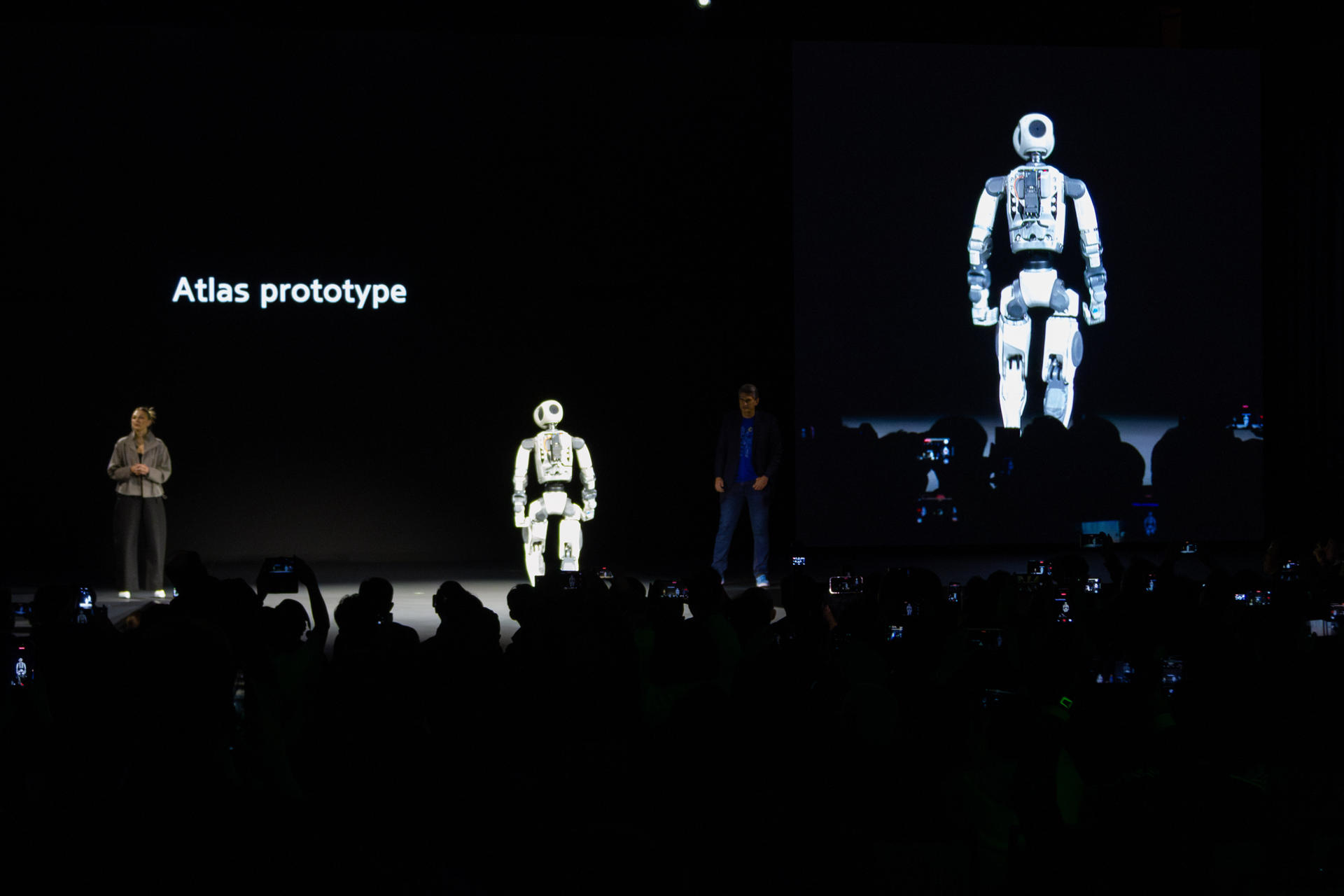 Hyundai y Boston Dynamics desvelan en la CES a Atlas, el robot rival del Optimus de Tesla