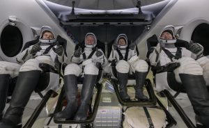 La Crew-11, que regresa por la enfermedad de un astronauta, ameriza con éxito en el océano
