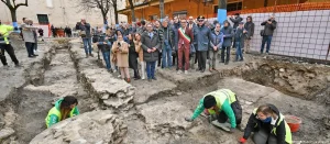 Las excavaciones en la Plaza Andrea Costa de Fano revelaron las grandes columnas que pertenecen a la legendaria Basílica de Vitruvio