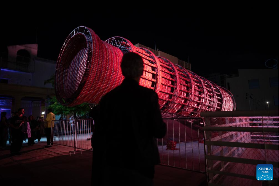La artista argentina Marta Minujín inaugura escultura en Buenos Aires