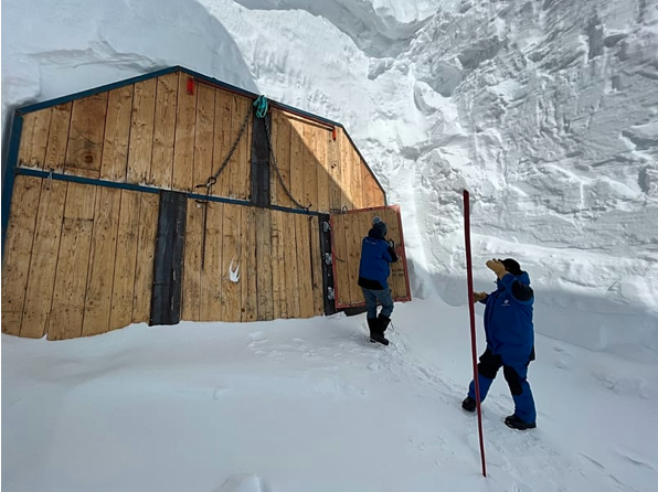Imagen: La entrada a la cueva de hielo (Antártida)Fotografía de Vito Stonzione vía Ice Memory Foundation (2026)