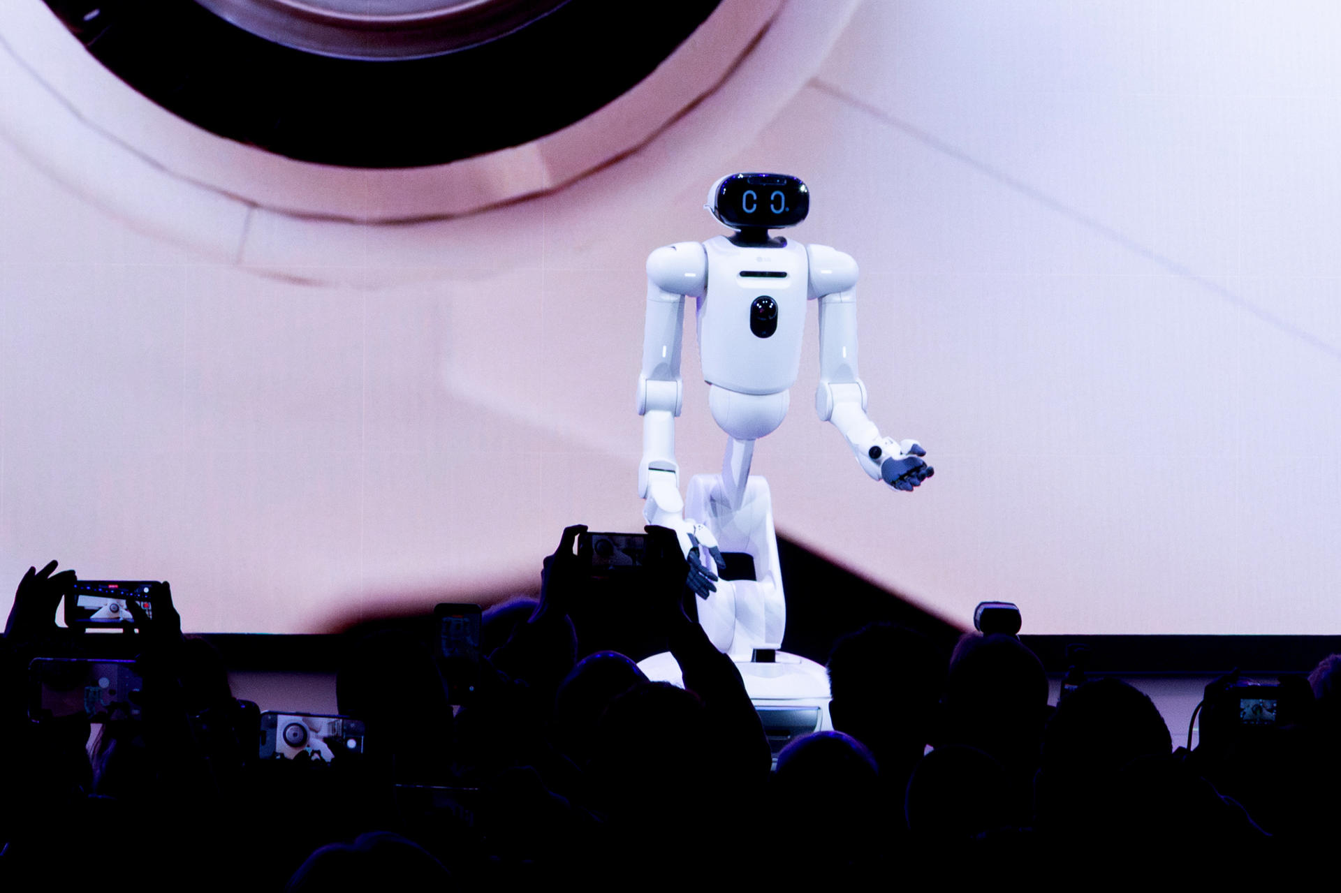 LG presenta robot con IA para tareas del hogar