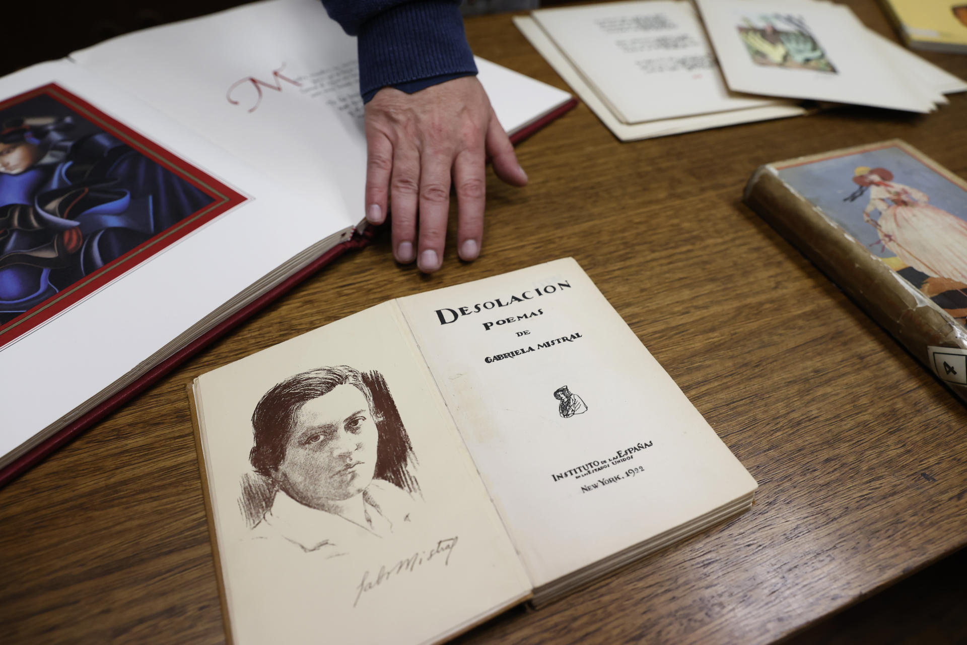 Universidad honra legado de Gabriela Mistral con doctorado