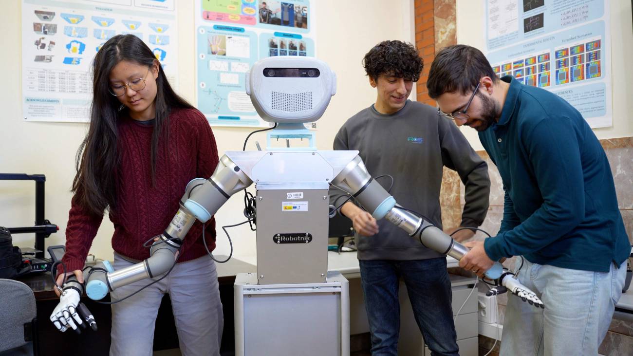 Un robot asistencial aprende a mover sus brazos para poner y quitar la mesa observando a los humanos