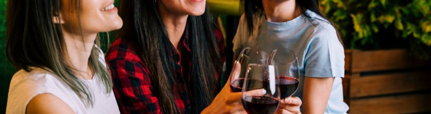 Las farmacias italianas reparten gratis a mujeres kits para detectar drogas en la bebida