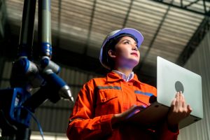 Imagen: FreePik / https://www.freepik.es/foto-gratis/ingeniero-especialista-asiatico-femenino-mantenimiento-tecnico-inspeccionar-sistema-brazo-robot-rele-computadora-portatil-controlar-calidad-operar-proceso-trabajo-industria-pesada-40-fabricacion-fabrica-inteligente_25117701.htm#fromView=search&page=1&position=1&uuid=c374f993-7f1c-476c-b93b-dddcdcab36c4&query=industra+ia