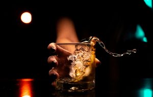 295-6-CIENCIA_Tomar alcohol socializar_