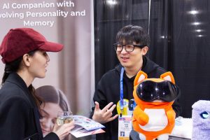 Pequeños robots de compañía acaparan la atención en antesala de feria tecnológica CES 2026