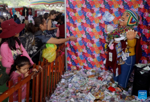 851-8-CULTURA_Feria deseos_Xinhua_Mariana Bazo