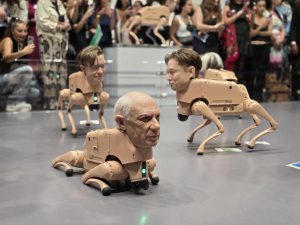 Perros robóticos con rostros de Musk, Bezos y Picasso acaparan la atención en Art Basel
