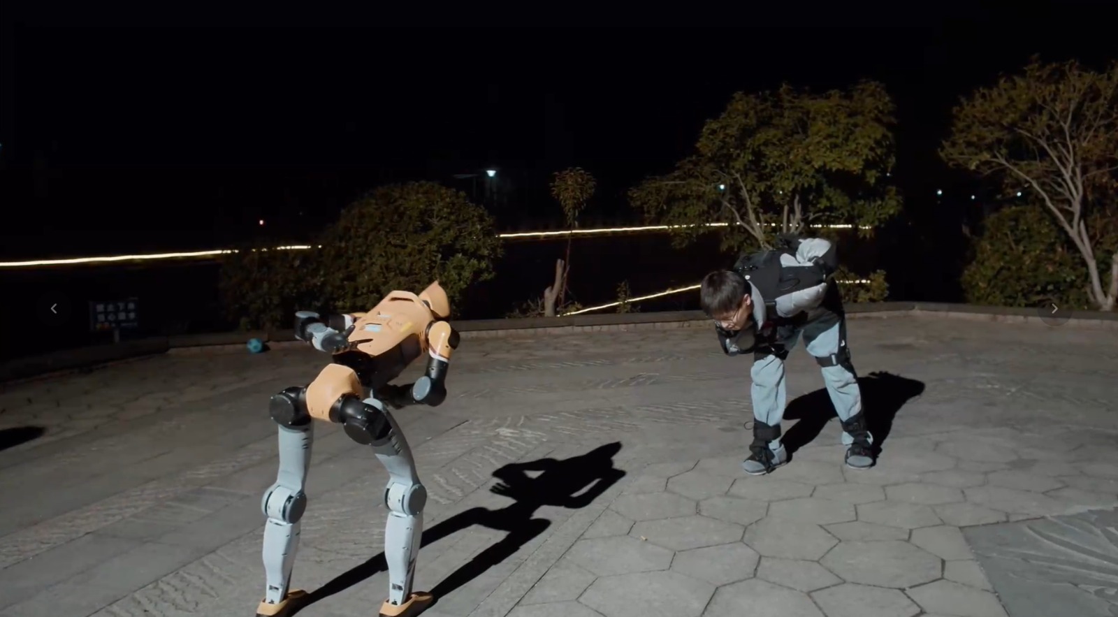 Empresa china presenta robot humanoide impulsado por modelo de acción fundacional