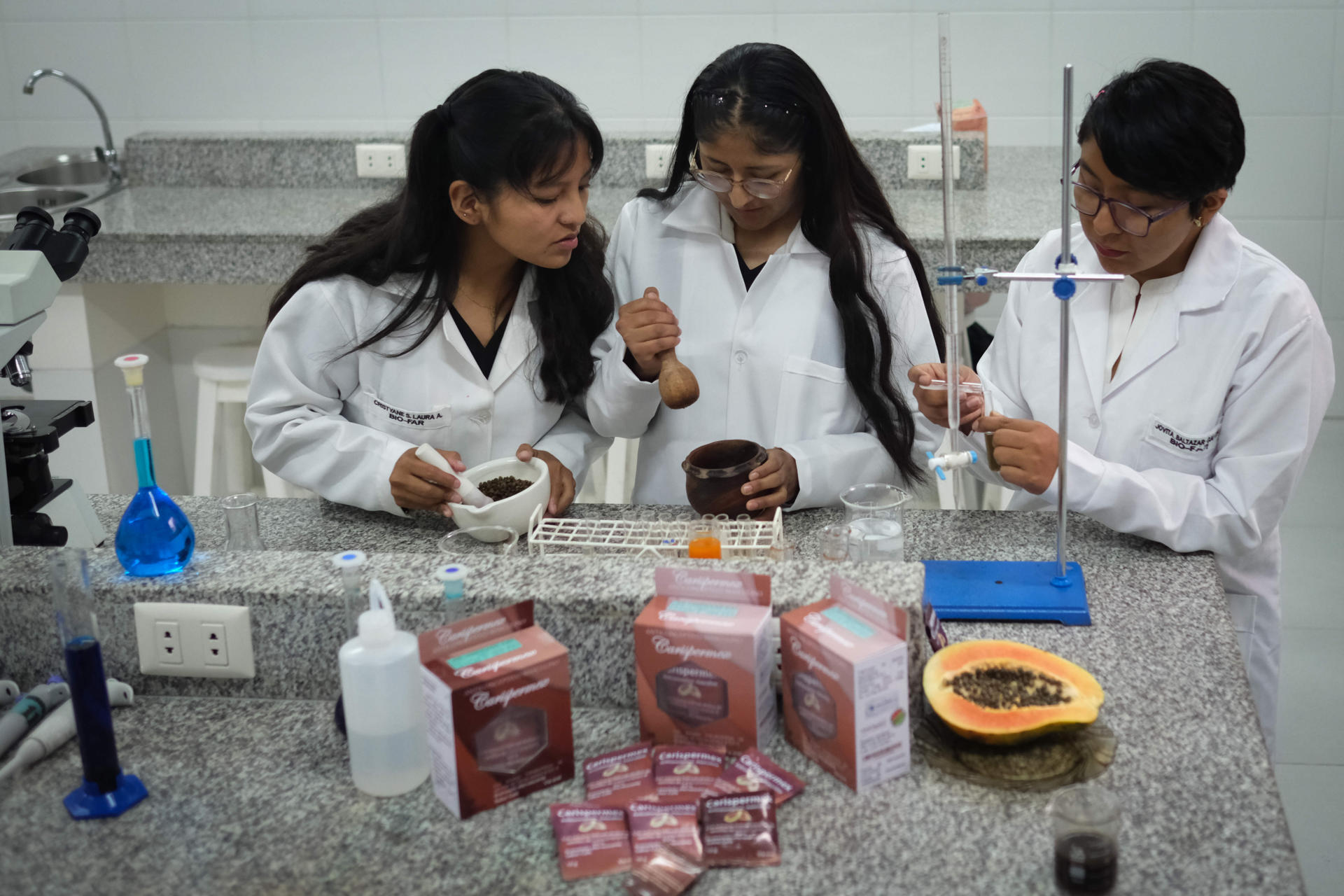 Estudiantes bolivianas avanzan en anticonceptivo masculino