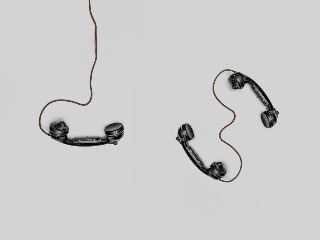 https://www.pexels.com/es-es/foto/tres-juguetes-de-auricular-negro-821754/ I