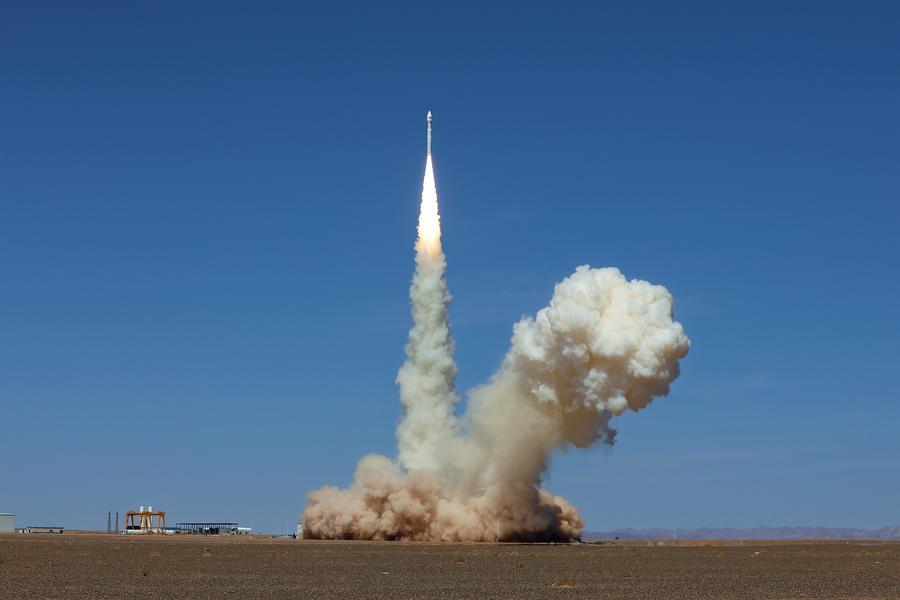China lanza cohete portador Lijian-1 Y12 para poner en órbita 8 satélites