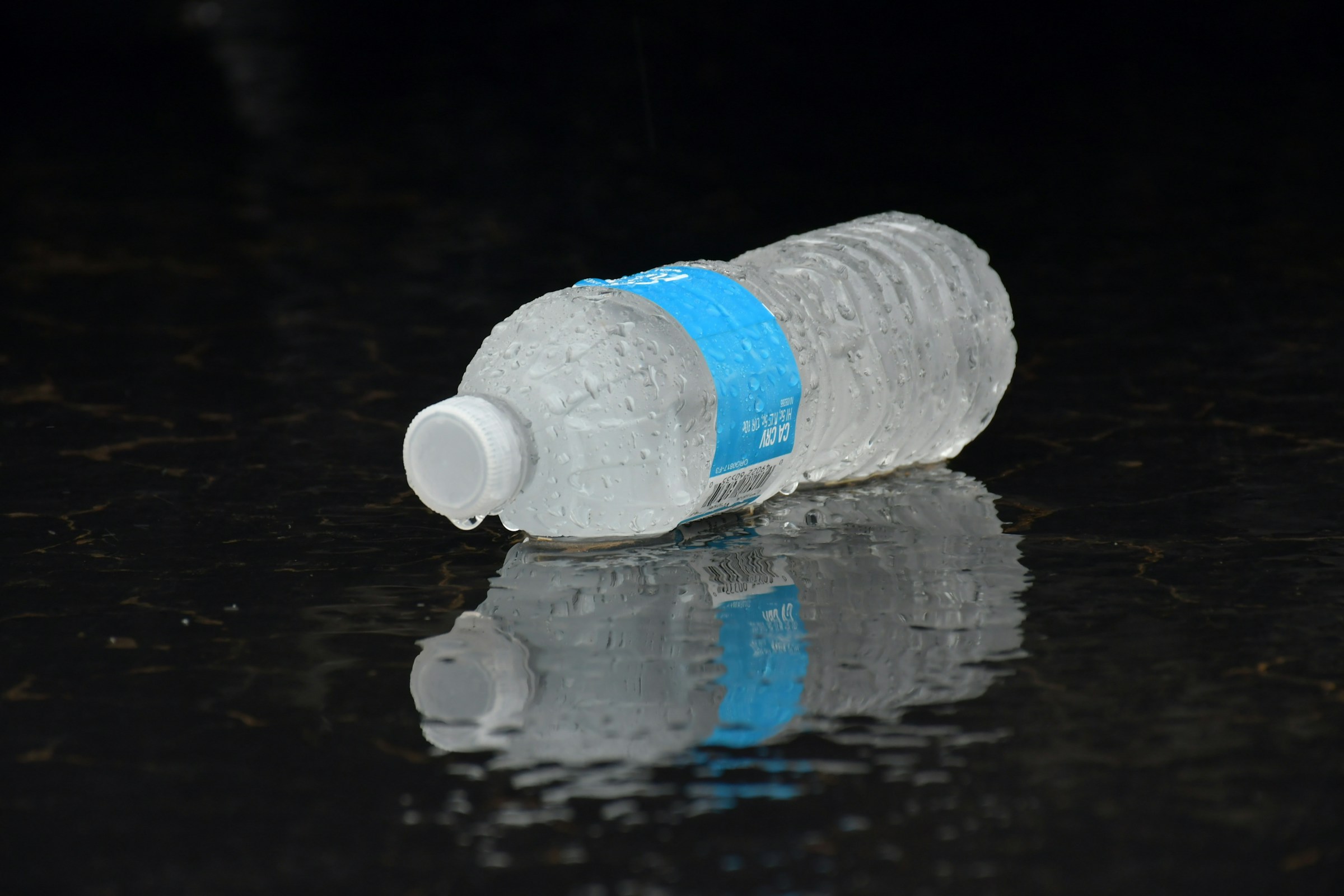 Beber agua embotellada aumenta el consumo de microplásticos