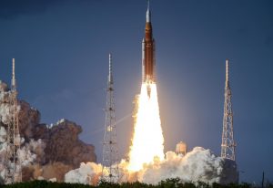 La NASA confirma éxito de la inyección translunar de Artemis II pese a incidentes menores