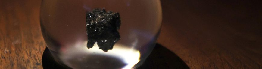 Bolivia exhibe roca traída por el Apolo 17 que recuerda su aporte a la carrera espacial