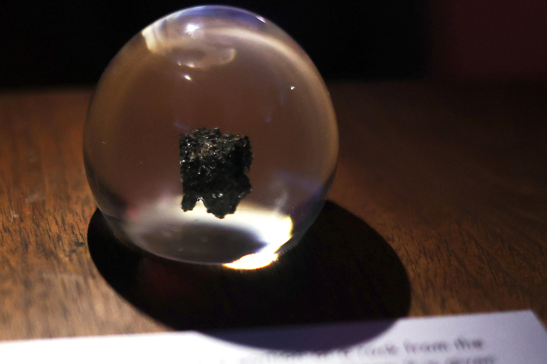 Bolivia exhibe roca traída por el Apolo 17 que recuerda su aporte a la carrera espacial