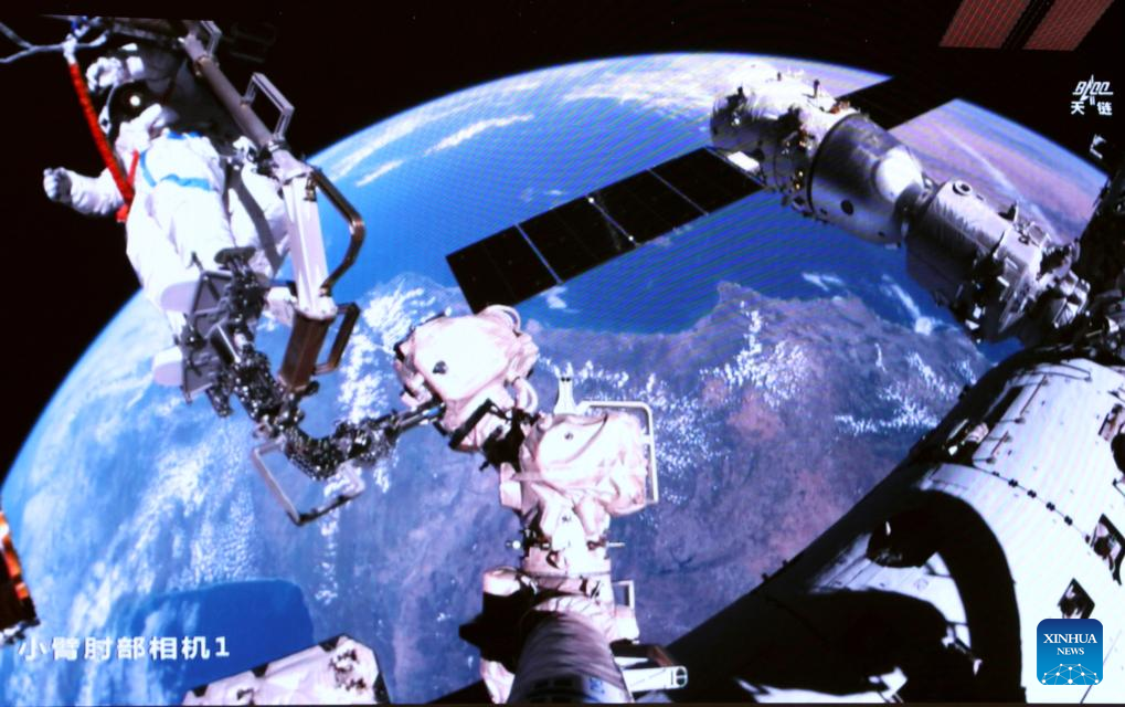 Astronautas de Shenzhou-21 realizan tercera serie de actividades extravehiculares