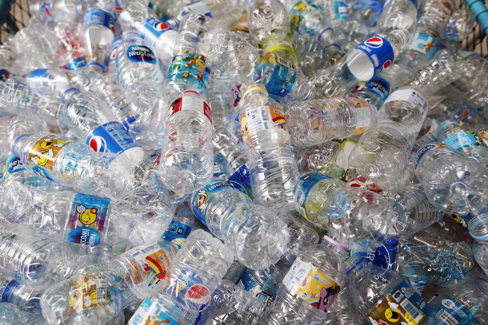 Descubren los obstáculos que dificultan el reciclaje completo de las botellas de plástico