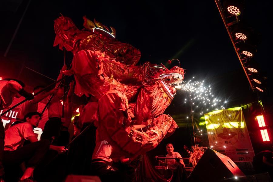 Danza del dragón suma nueva variante en postes en Argentina