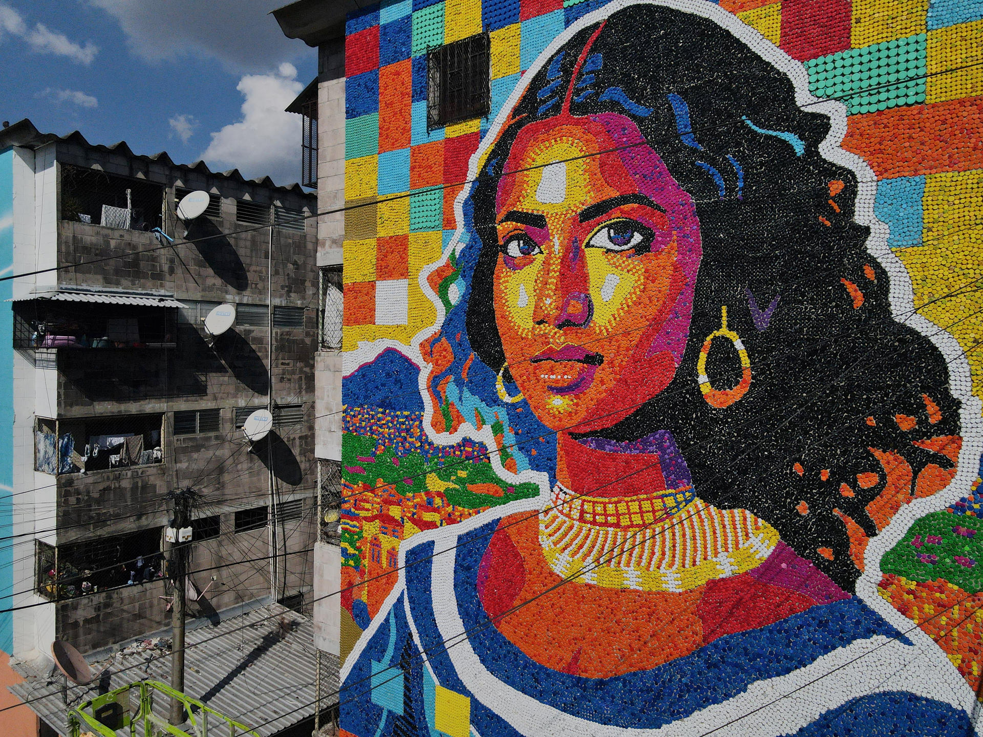 Arte reciclado da vida a un barrio popular de San Salvador