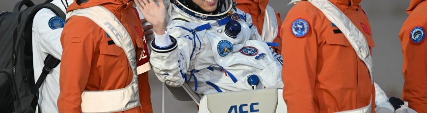 Los astronautas de la misión china Shenzhou-21 vuelven a la Tierra tras 210 días en órbita