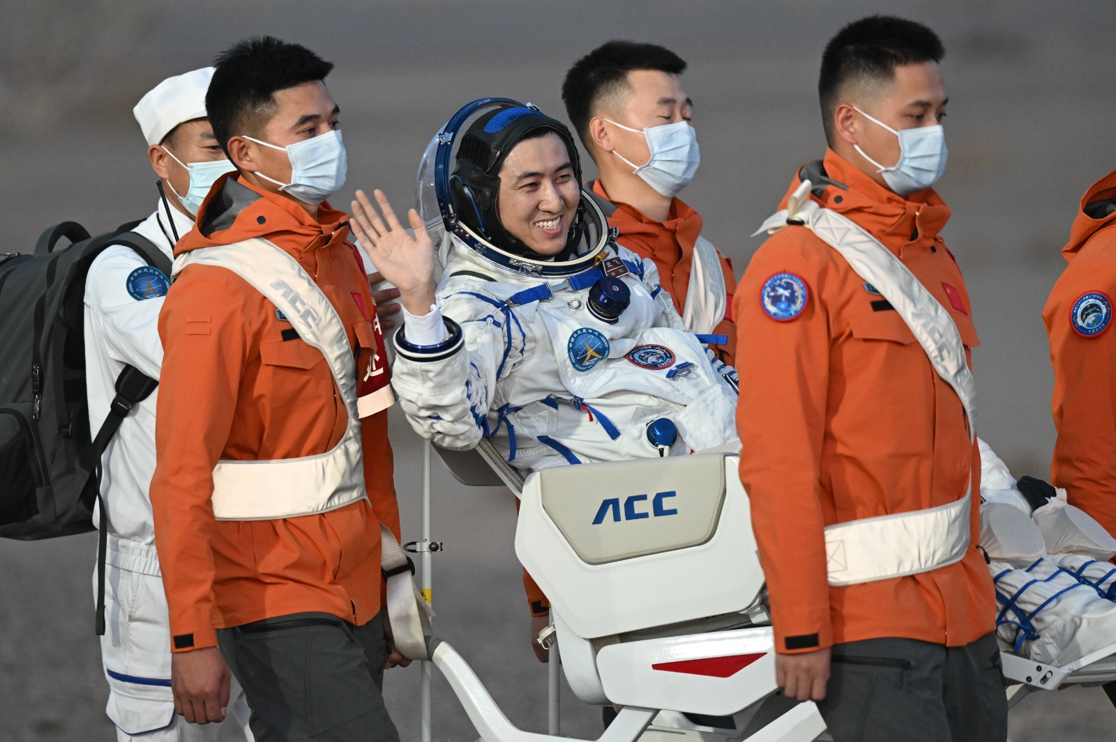 Los astronautas de la misión china Shenzhou-21 vuelven a la Tierra tras 210 días en órbita